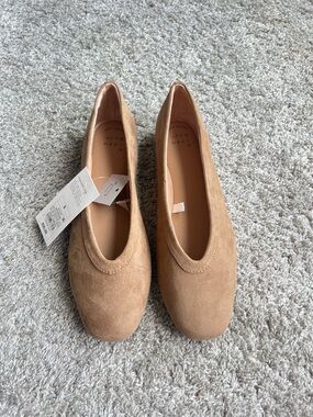 Women's Suede Round-Toe Flats in Tan Size 9